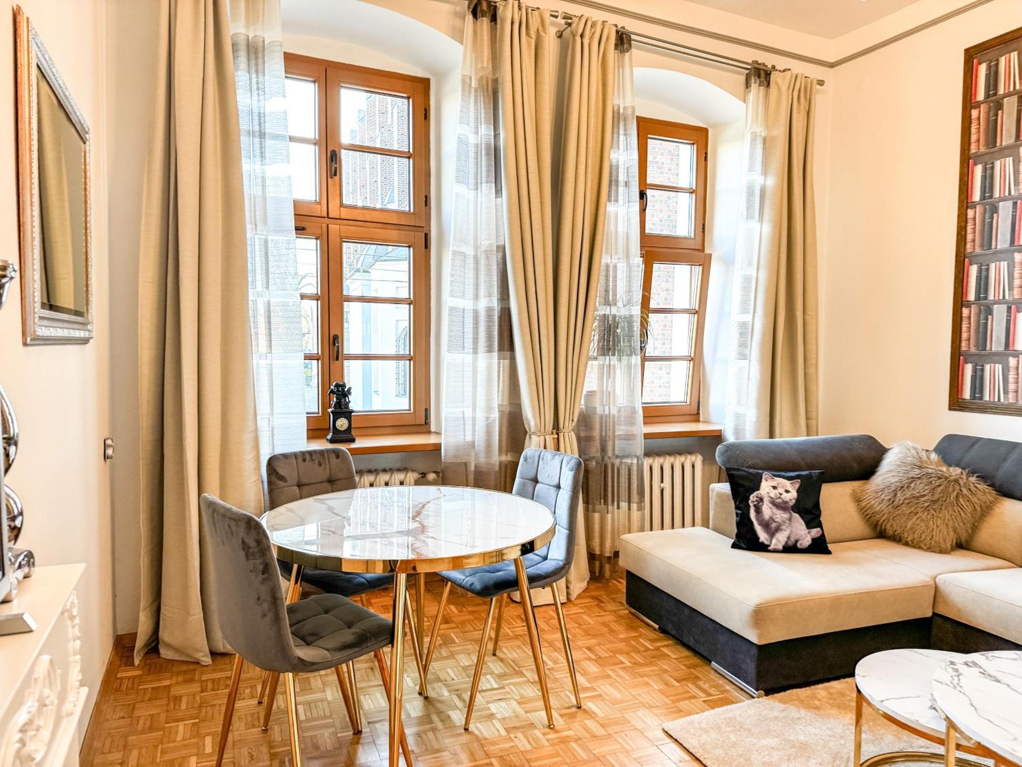 Apartment Luxury Decor & Amazing Island Views, Center! 5mins Rynek